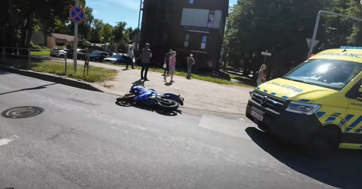 Accident in Klaipėda: a car driven by a student and a minor's moped collided