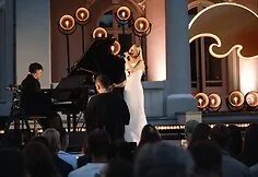 Angelou koncertas Palangos gintaro muziejaus terasoje
