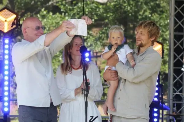 Bee Republic was born in Stripeikiukai: Valinskas, who became an ambassador, handed over the passport to the first citizen