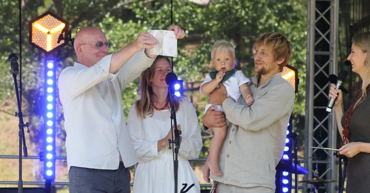 Bee Republic was born in Stripeikiukai: Valinskas, who became an ambassador, handed over the passport to the first citizen