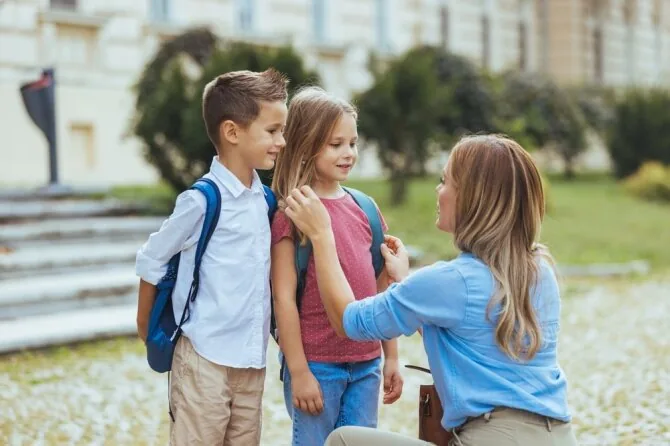 Shutterstock nuotr./Mama palydi vaikus į mokyklą
