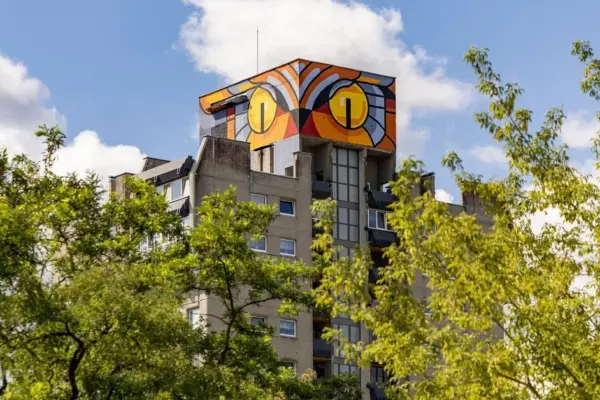 What is an owl doing on the roof of an apartment building in Lazdynai?