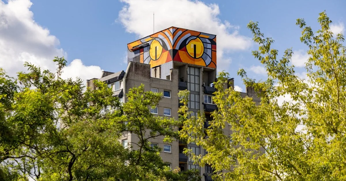 What is an owl doing on the roof of an apartment building in Lazdynai?