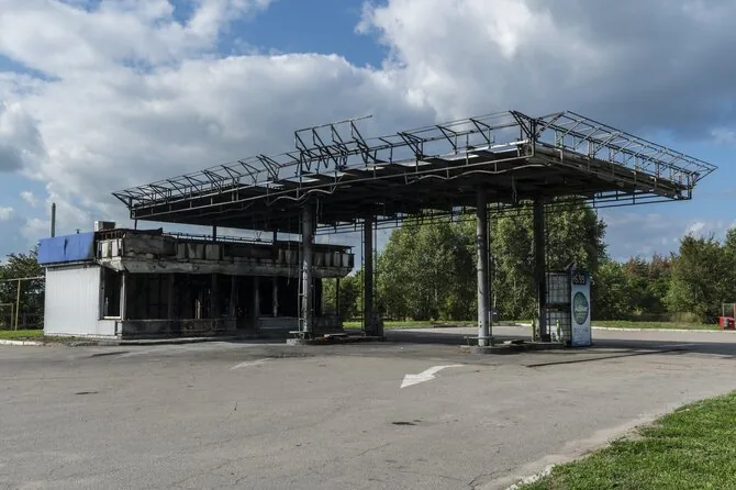 Brendan Hoffman/ „The New York Times“/Apšaudyta degalinė Ukrainoje