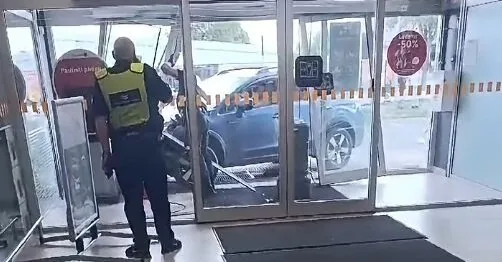 In Kėdainiai, a "Subaru" crashed into a shopping center: knocked down the doors