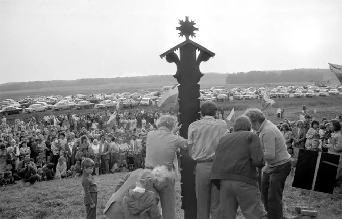 Photo by Andrius Petrulevičius./During the Baltic Way action, a group of people erect a wayside shrine with the dates '1939–1989'. On the left stands architect Algimantas Nasvytis. Photo from LCVA fonds.