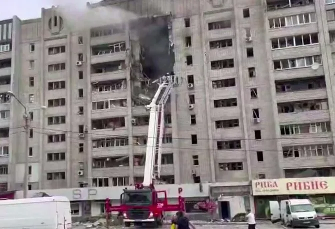 Frame from video/Apartment building shelled in Kharkiv