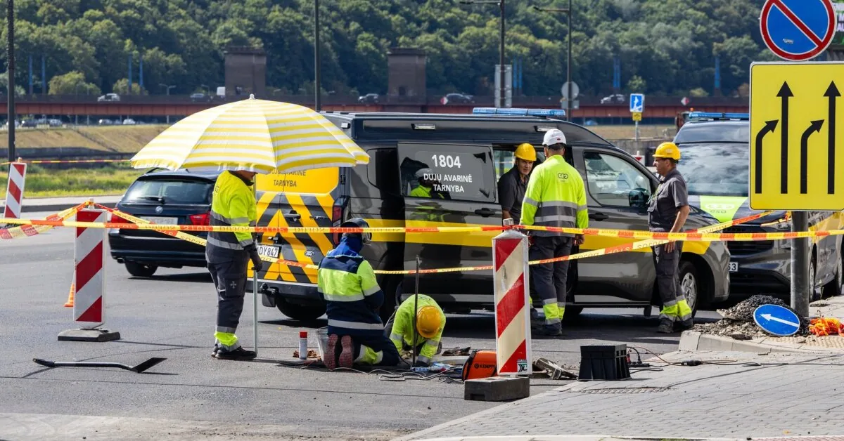 "Broken grates, gas leaking": Gas pipeline damaged in Kaunas city center – temporary traffic restrictions