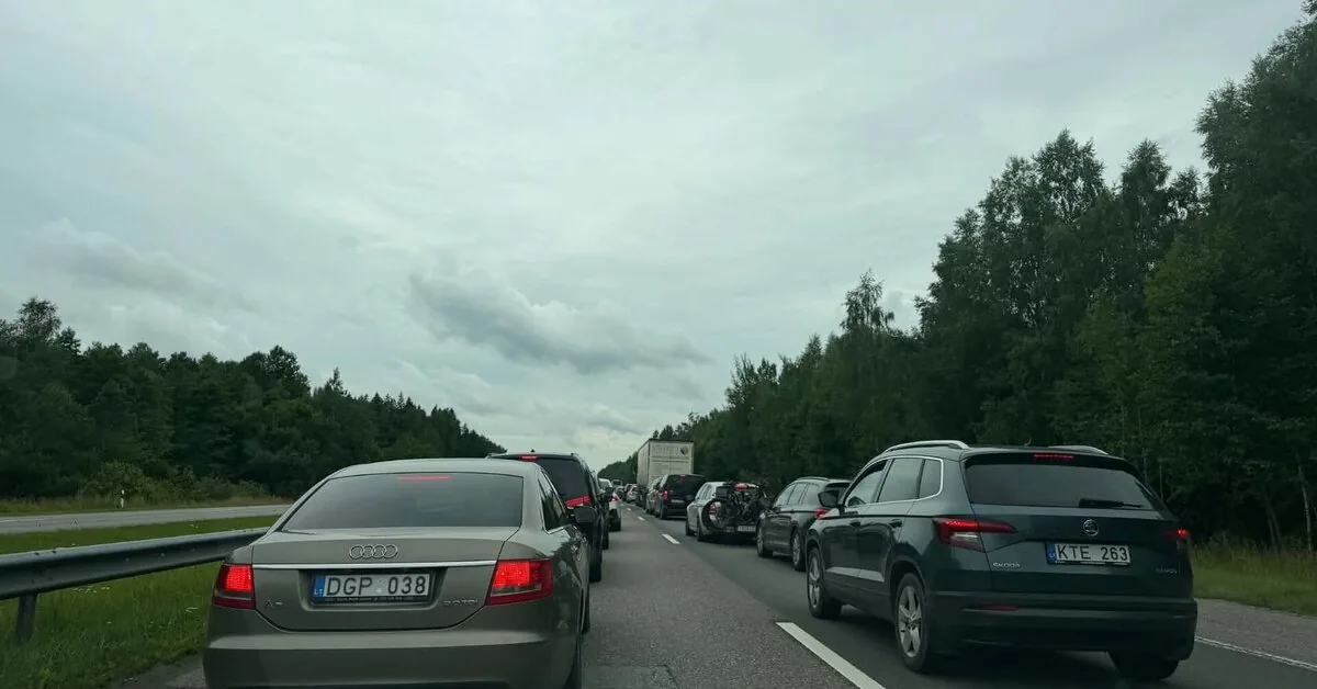 Penktadienį gatvės ir keliai dėl avarijų užsikimšo neįprastai anksti: kurias vietas geriau aplenkti?