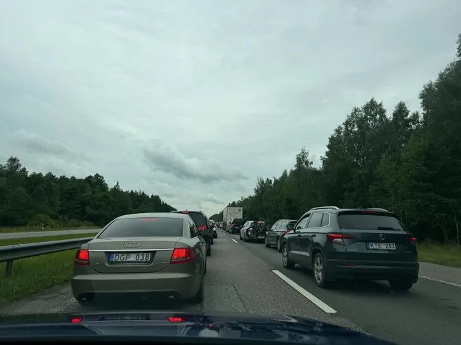 15min skaitytojo nuotr./Dėl avarijos susidariusi spūstis