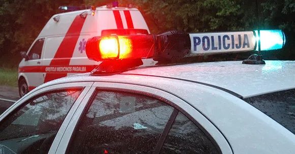 Vilniaus rajone per avariją sunkiai sužalotos dvi moterys ir vaikas: visus gaivina medikai