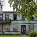 Several years and no changes: this is what the burned wooden apartment building in Žvėrynas looks like