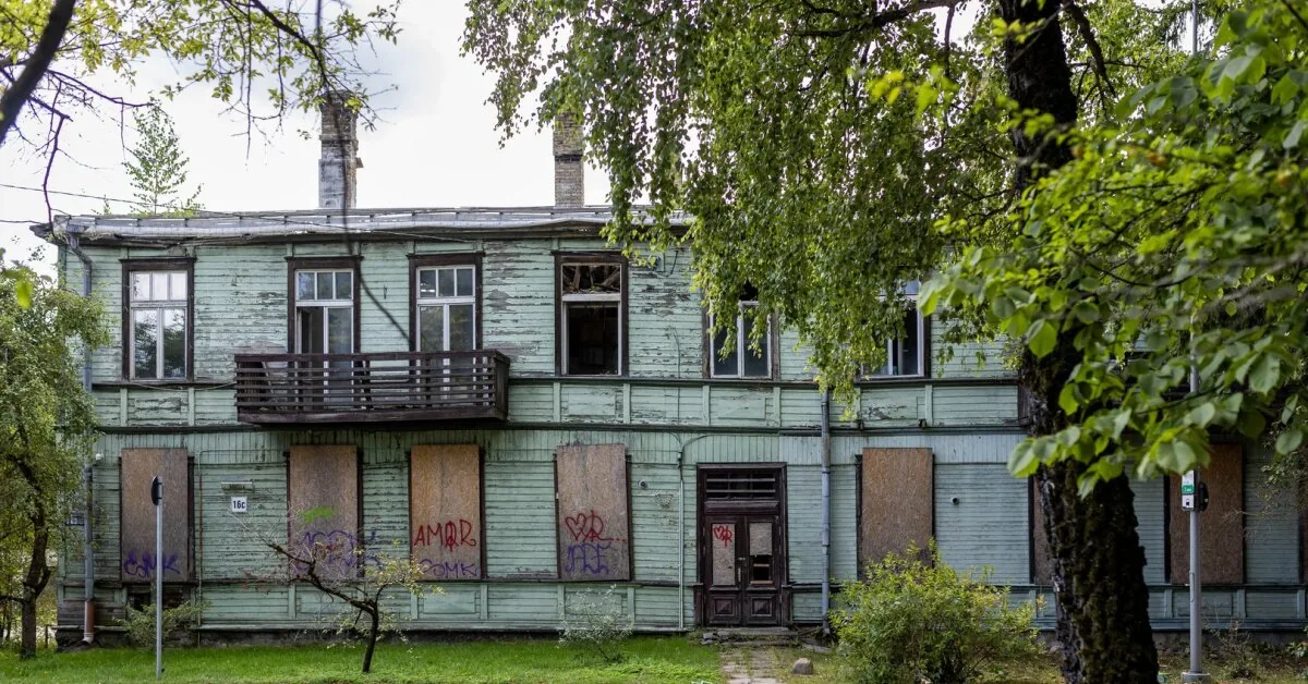 Several years and no changes: this is what the burned wooden apartment building in Žvėrynas looks like