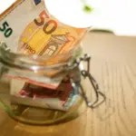 Expert advises how much cash to keep at home: larger amounts lose value every year