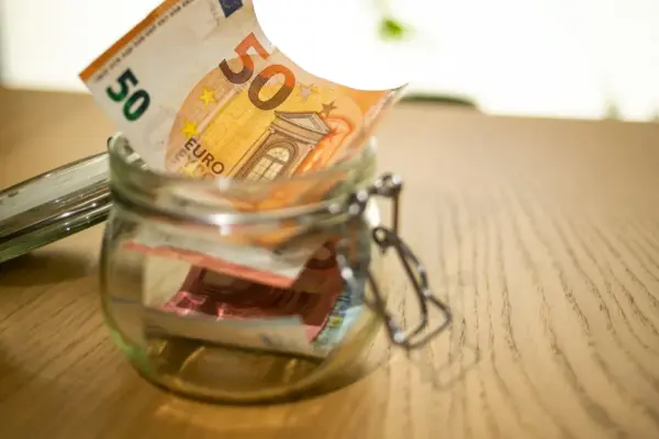 Expert advises how much cash to keep at home: larger amounts lose value every year