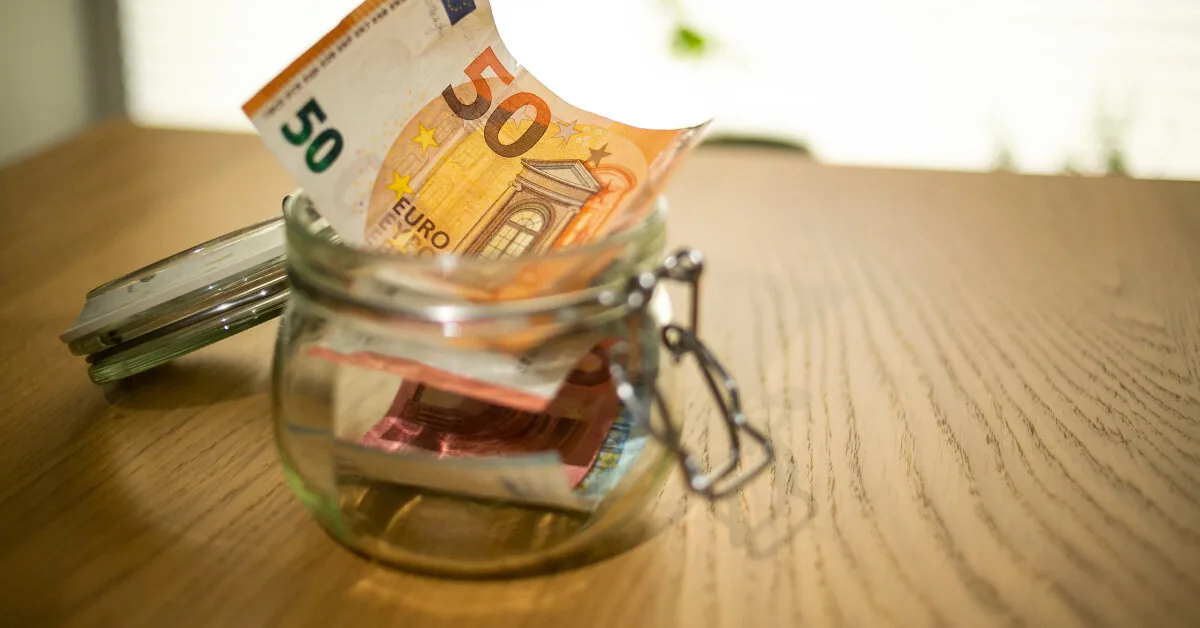 Expert advises how much cash to keep at home: larger amounts lose value every year