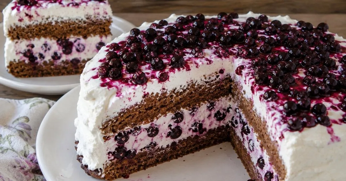 Fresh gingerbread tart with blackcurrants: perfect for summer and beyond
