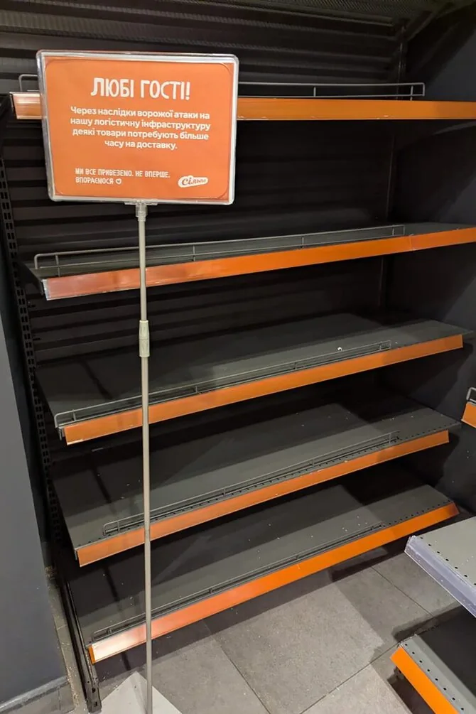 Kim Barker/ „The New York Times“/Empty store shelves in a shopping center in Kyiv