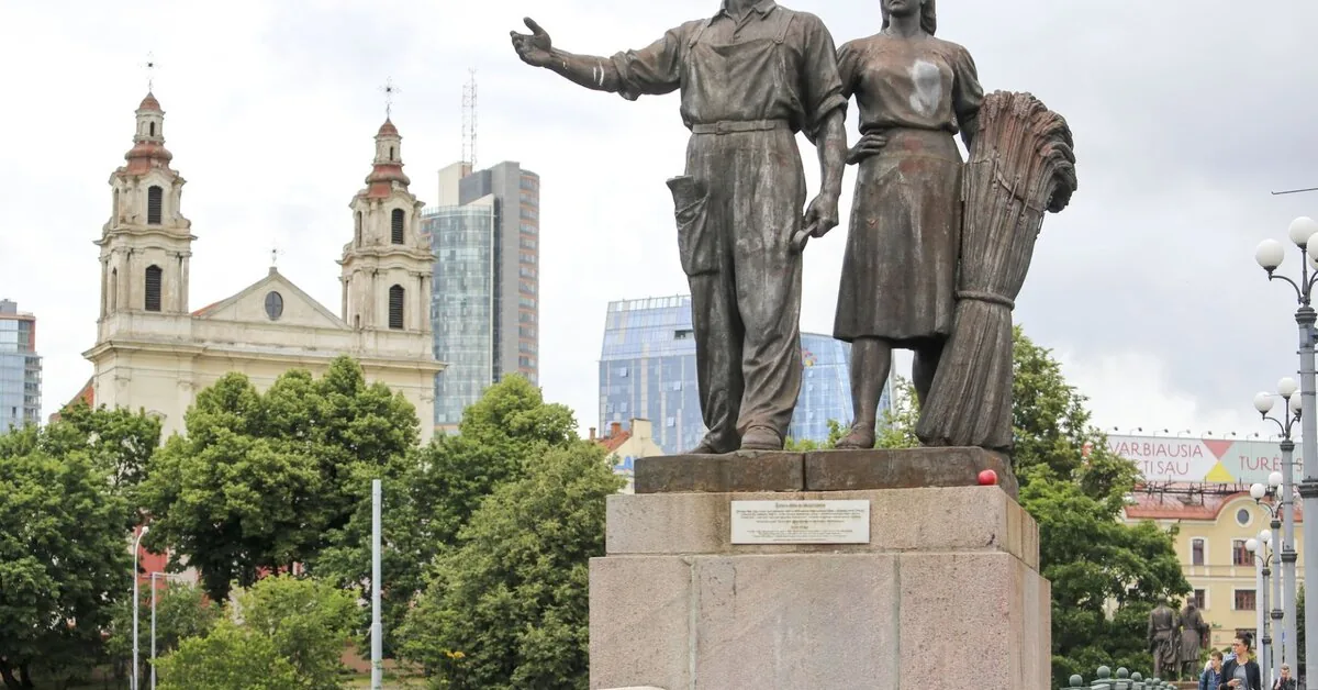 The municipality is reconsidering the fate of the sculptures from the Green Bridge, no longer handing them over to the National Museum