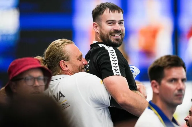 LTU Aquatics/Dariaus Kibirkščio nuotr./Tomas Navikonis iškovojo sidabrą. Treneriai Paulius Povilinis ir Giedrius Titenis