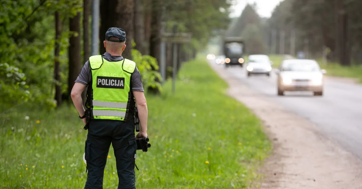 In Vilnius, the police found a bag with suspected narcotics by the road