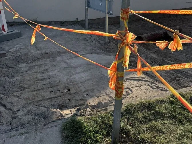 VE skaitytojo nuotr./Klaipėdiečiai piktinasi perkastais šaligatviais