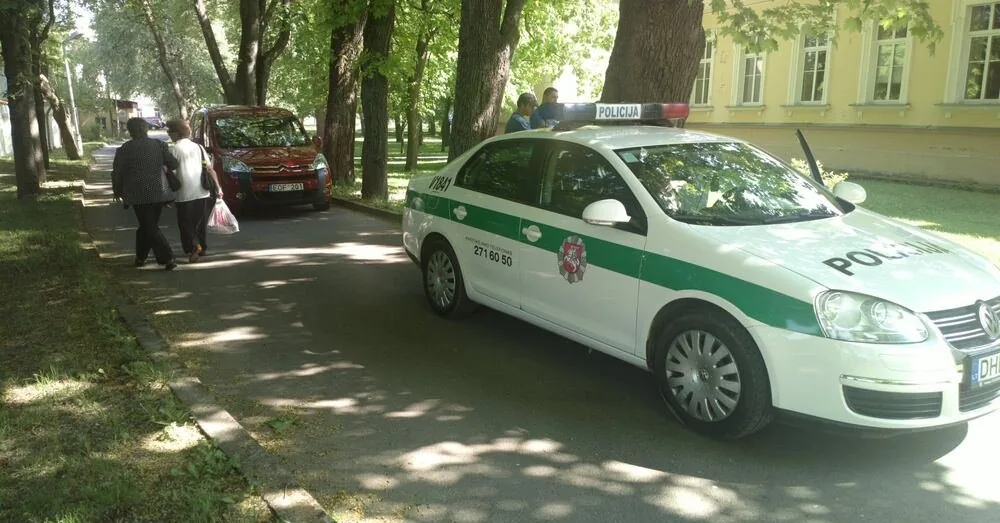 At St. Roch Hospital – an incredible conflict, at its epicenter – a drunken department head