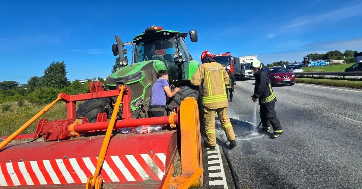 Drama on the seaside road – tractor rescue operation