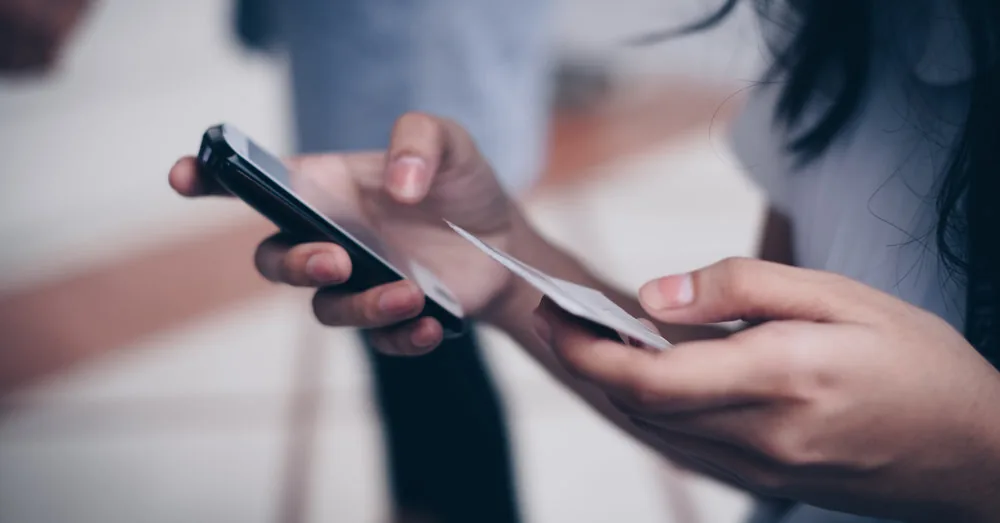 Curious about what is on other people's phone screens? Revealed how much information is visible to outsiders
