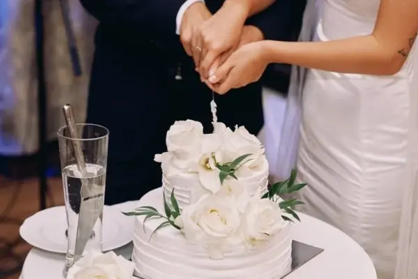 Newlyweds still expect gifts in envelopes: how much is usually put in?
