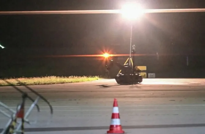 AFP/ „Scanpix“/Robot removes explosive device at German airport