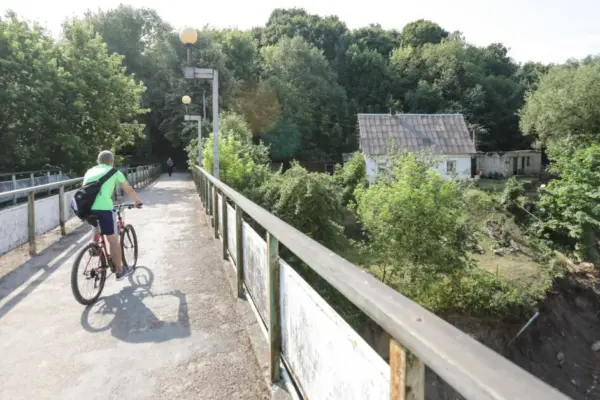 A master carelessly repaired a pedestrian bridge over the river - a horrific accident occurred: police are taking on the case