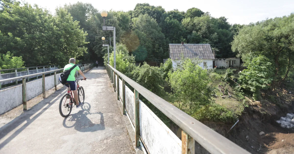 A master carelessly repaired a pedestrian bridge over the river - a horrific accident occurred: police are taking on the case