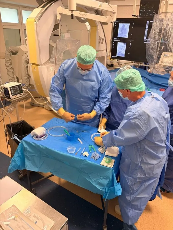 Santaros klinikų nuotr./Atviro arterinio latako minimaliai invazinė procedūra: S. Čėsna ir gydytojas iš Norvegijos
