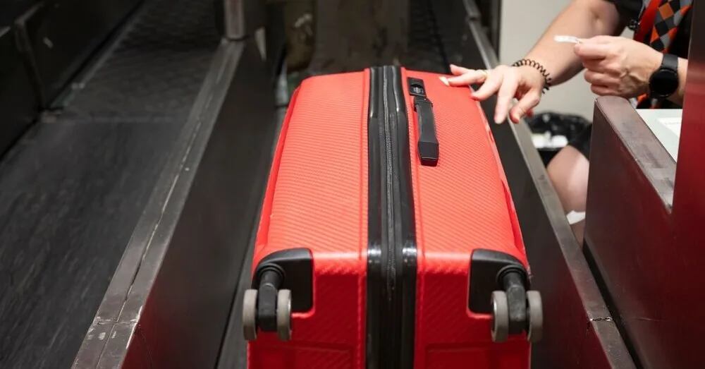 Airport worker warns: never hang this item on your suitcase