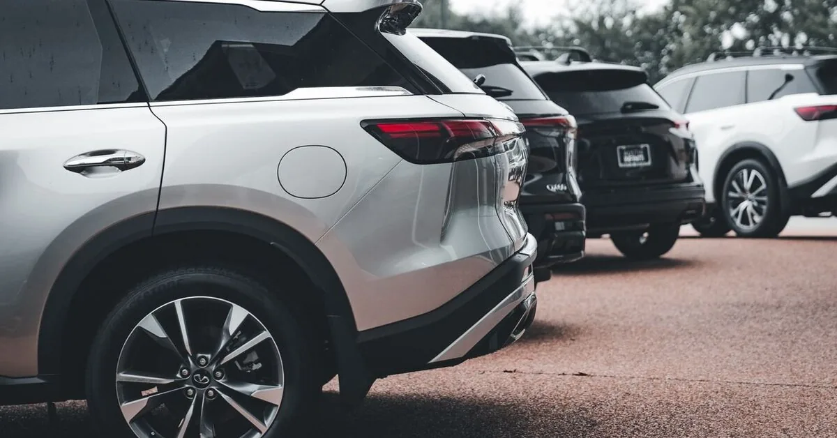 What is the age of cars purchased on lease in Lithuania?