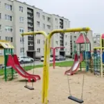 In the children's playground – fear: parents protect their children from an aggressive woman