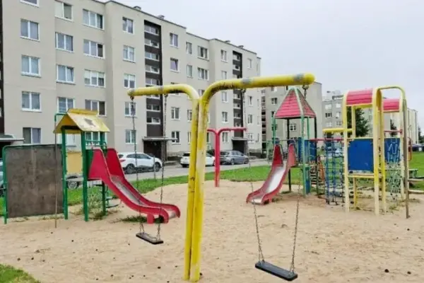 In the children's playground – fear: parents protect their children from an aggressive woman