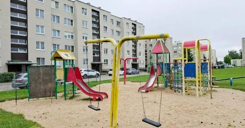 In the children's playground – fear: parents protect their children from an aggressive woman