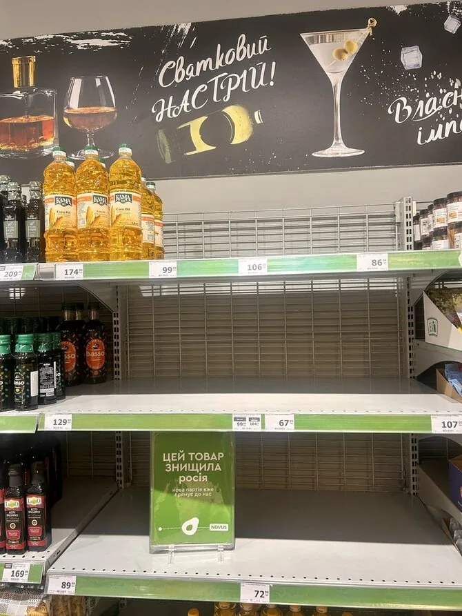 Kim Barker/ „The New York Times“/Half-empty food shelves in a shopping center in Kyiv