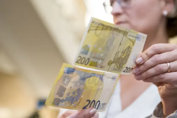 The secret of Euro banknotes: did you know that the bridges depicted in the drawings are in one European city?