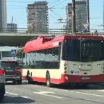 Why do Vilnius trolleybuses run without "mustaches" even when the network is operating?