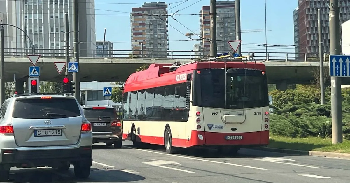 Why do Vilnius trolleybuses run without "mustaches" even when the network is operating?