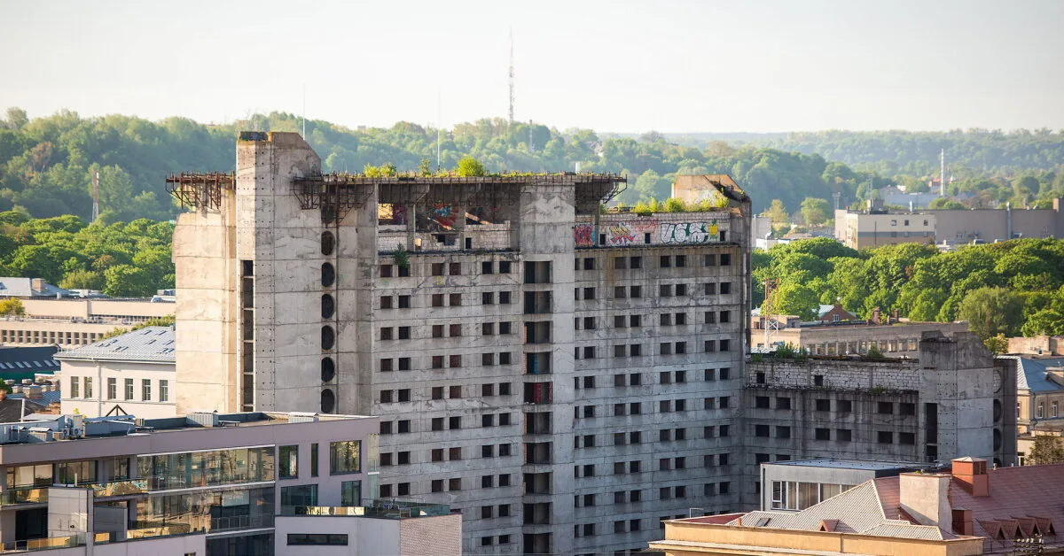 A poster raised in the center of Kaunas – climbing equipment was needed to remove it: what was written?