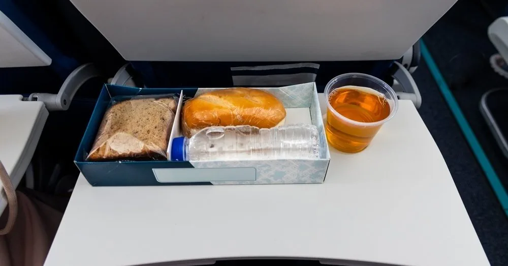 Flight attendant revealed a disgusting passenger habit: "That's why I never eat from the airplane tray table"