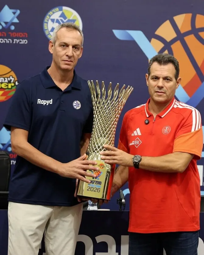 „Maccabi“ klubo nuotr./Odedas Kattashas, Dimitris Itoudis ir Izraelio krepšinio supertaurė