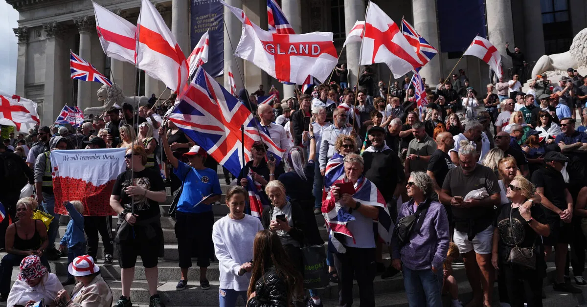 Portsmouth clashes between UK immigration opponents and their opponents