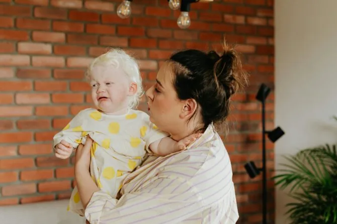 Pexels.com nuotr./Mama ir verkiantis vaikas