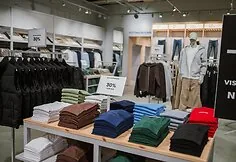 Sostinėje „JACK & JONES“ atidarė pirmąją outlet parduotuvę Lietuvoje: joje – ne senos kolekcijos, o pamėgti modeliai su nuolatine 30 % nuolaida