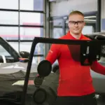 Priekinis automobilio stiklas jau seniai nebėra tik stiklas: jame slepiasi dešimtys technologijų